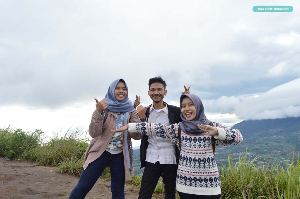 momen-naik-gunung-andong