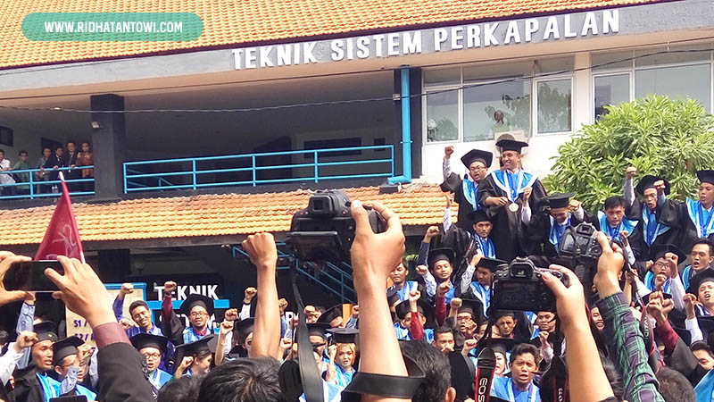 wisuda-di-its